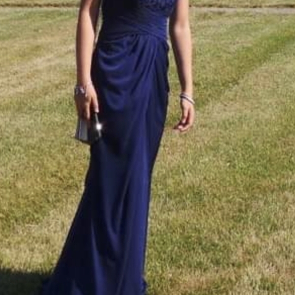 Lovely Navy gown only used one time !It Navy blue colorIt's really a gorgeous!! - Picture 11 of 12